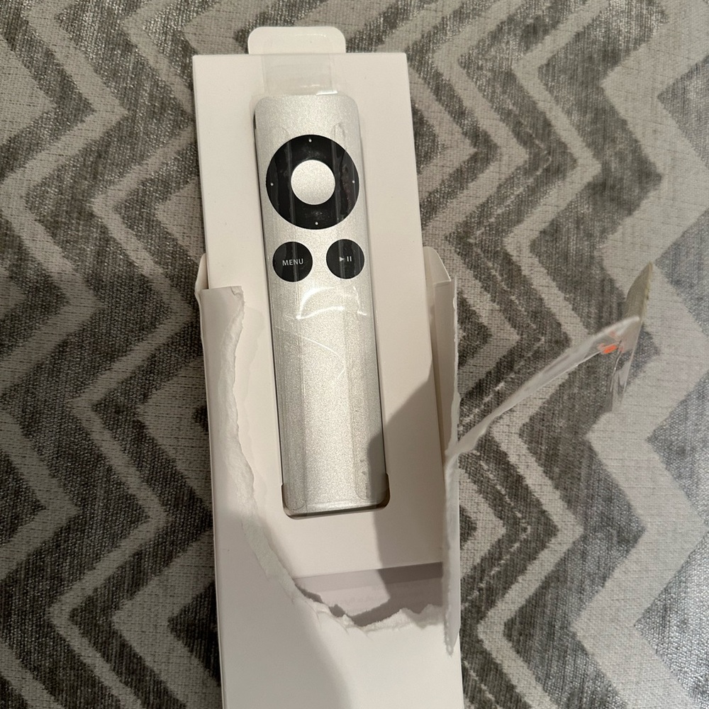 Apple Remote - Picture 2 of 4